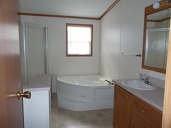 Spacious Bath with Tub!