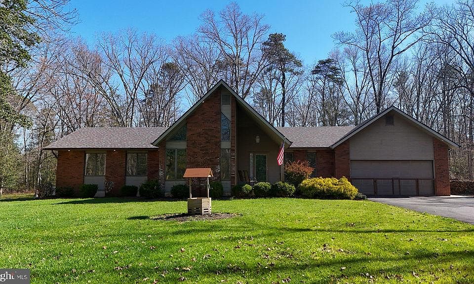 1st image of 988 Laurel Ln