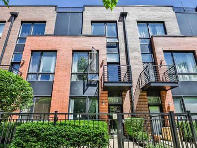 2341 W George St, Chicago, IL, 60618