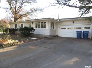 37 Parklane Cir, Bettendorf, IA 52722