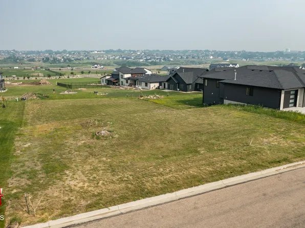 4315 Elk Ridge Dr, Bismarck, ND 58503