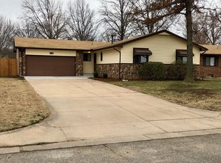 1320 N Country Acres Ave, Wichita, KS 67212