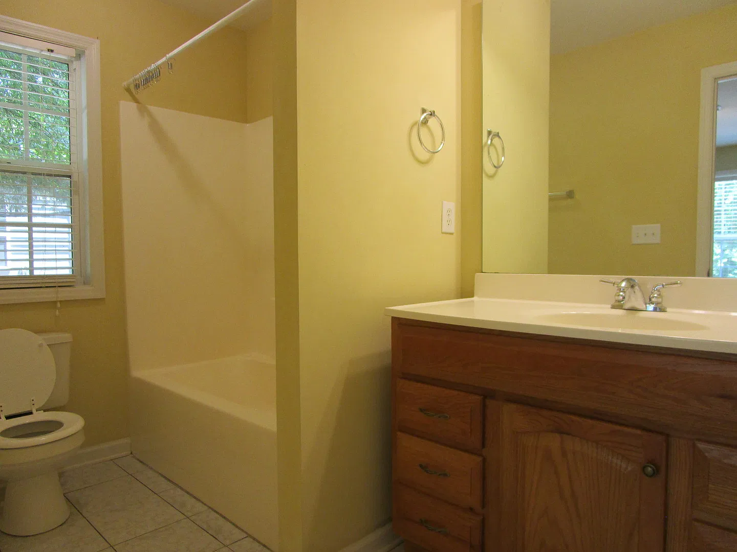 3 Bedroom House in Normaltown! — Photo 4