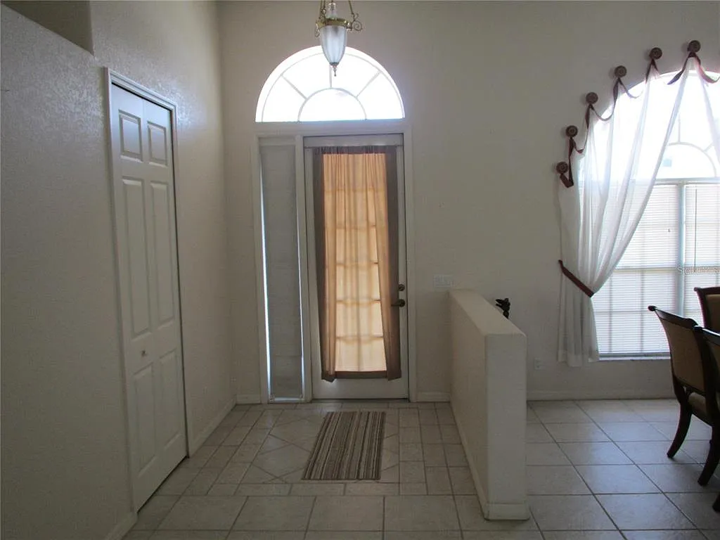 3 bed, 2.0 bath, 2023 sqft, $2,600 — Photo 4