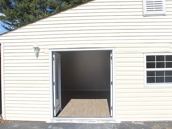 Walk into laminate flooring throughout!