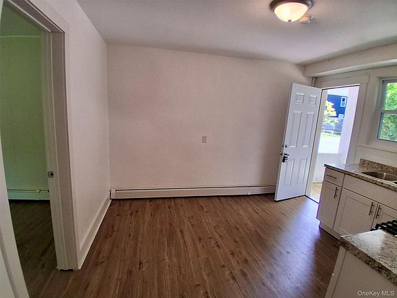5th image of 215 Maple Avenue