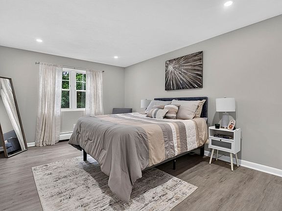 4th image of 924 Main St APT 23