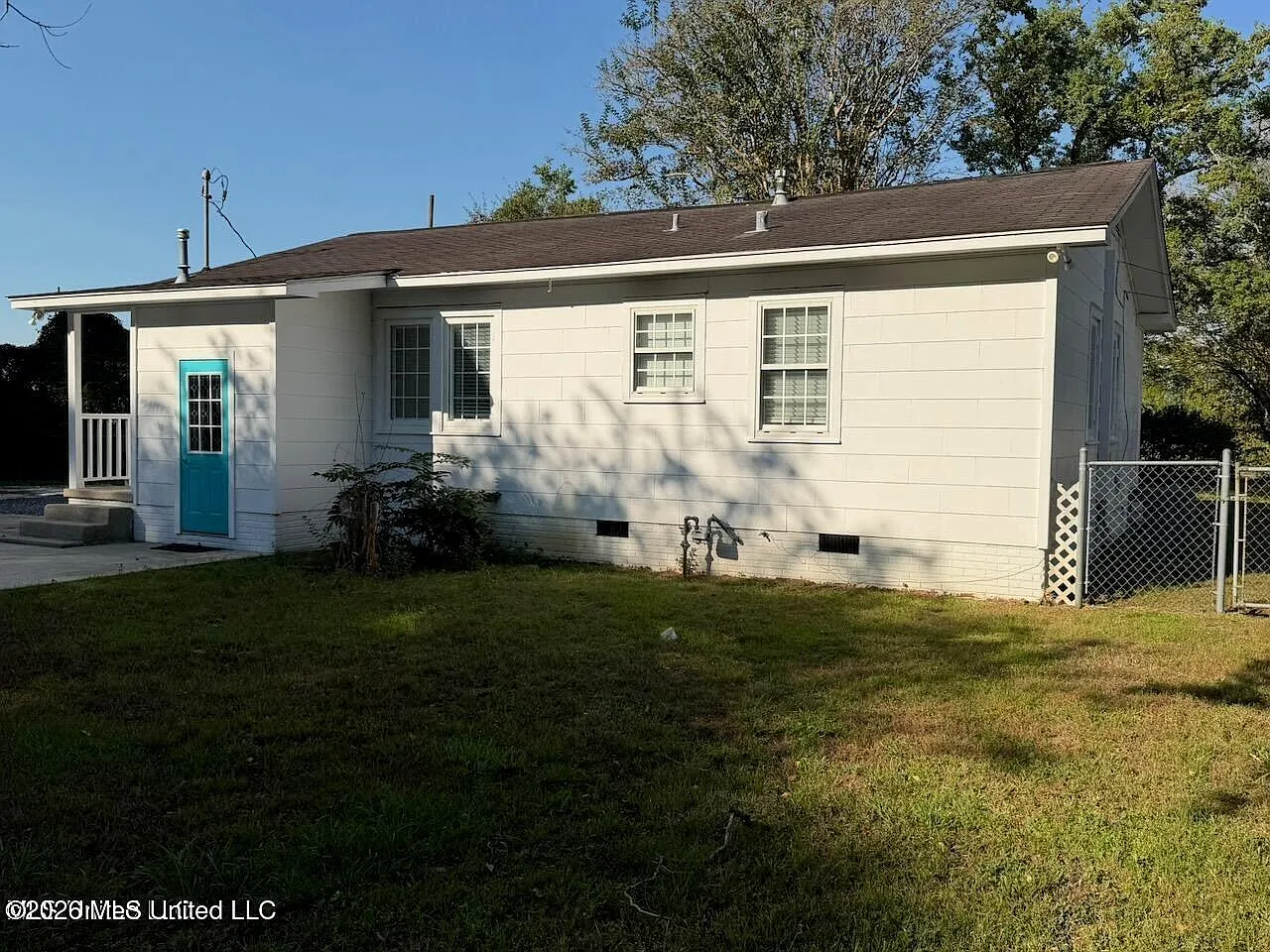 3 bed, 1.0 bath, 1034 sqft, $1,700 — Photo 2