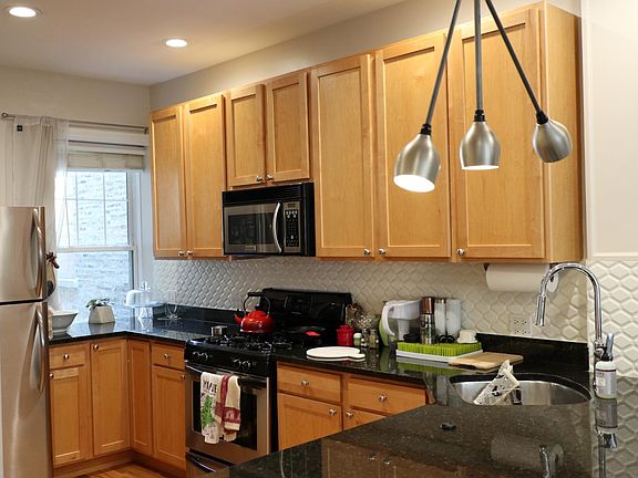 3rd image of 1340 W Bryn Mawr Ave APT 1E
