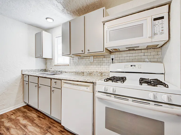 204 S Stewart Ave — Photo 11