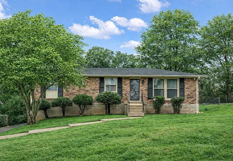 121 Jacksonian Dr — Photo 1