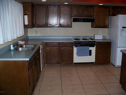 4th image of 2863 S Elm Cir