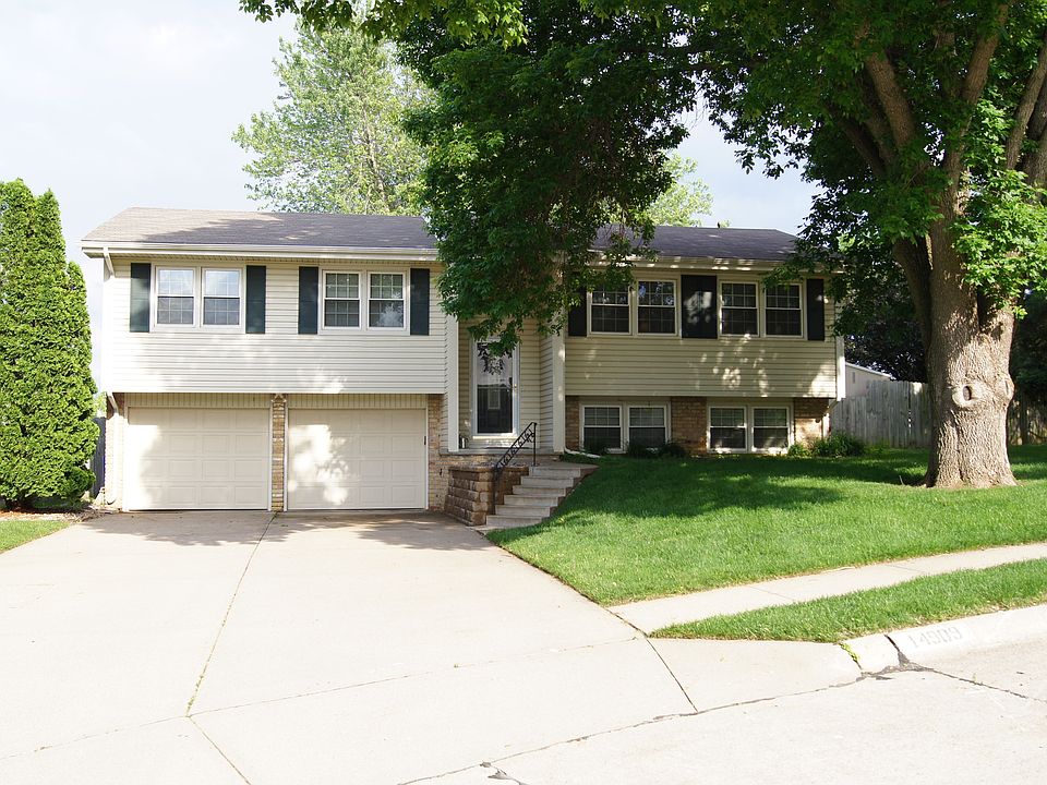 Split-entry ranch in quiet cul-de-sac one block from community park