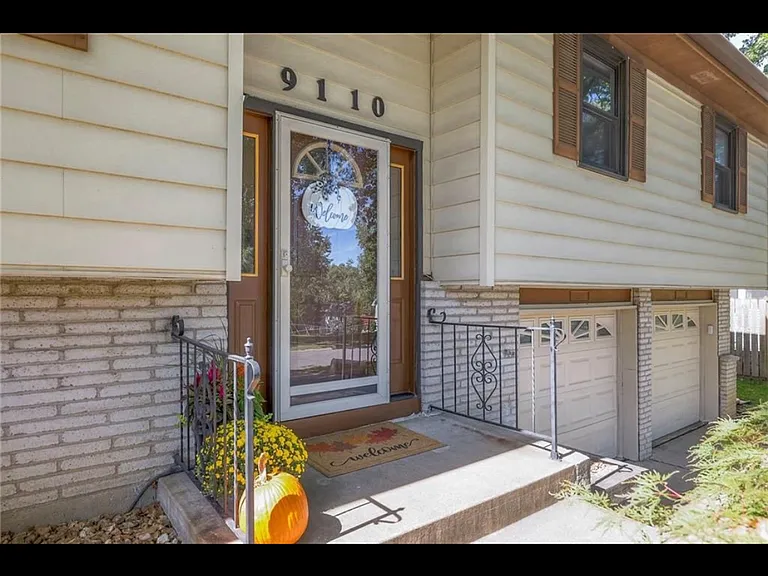 9110 Farley Ln — Photo 2