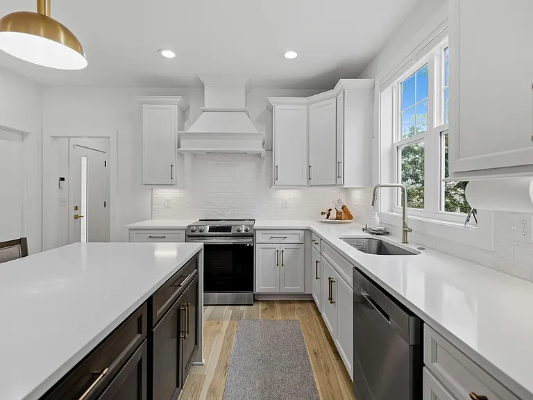 211B Queen Ave — Photo 10