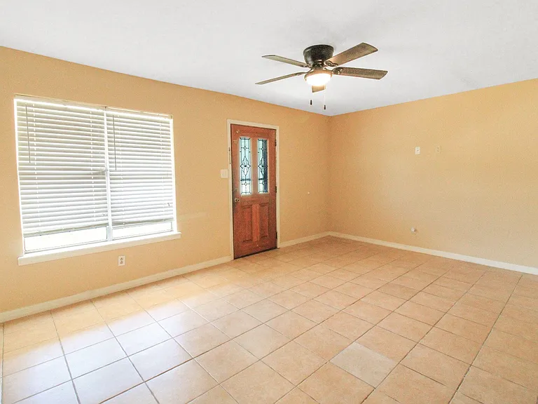 1113 S Vermont Ave — Photo 7