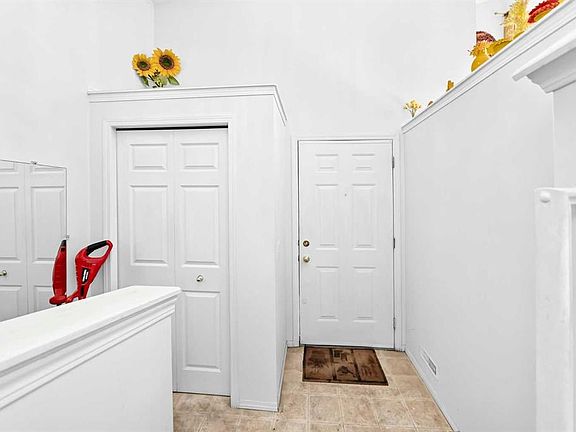 5th image of 87 S Taralea Gdns NE