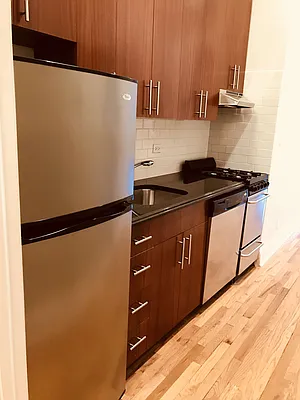 Rented by Metropolis Real Estate of Manhattan | media 19