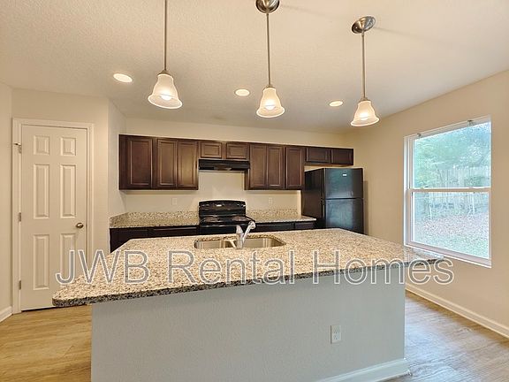3rd image of 2562 Red Robin Dr W
