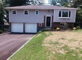 9 Elayne Ct, Smithtown, NY 11787