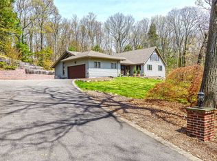 30 Treeview Dr, Melville, NY 11747