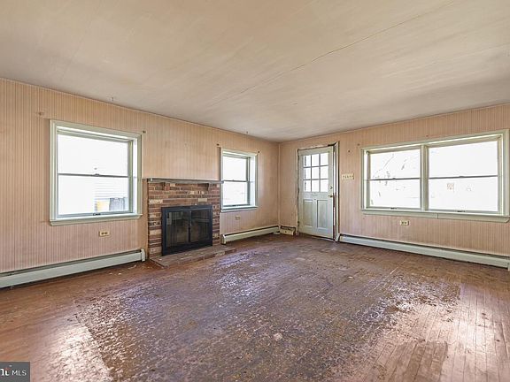3rd image of 302 Garth Rd
