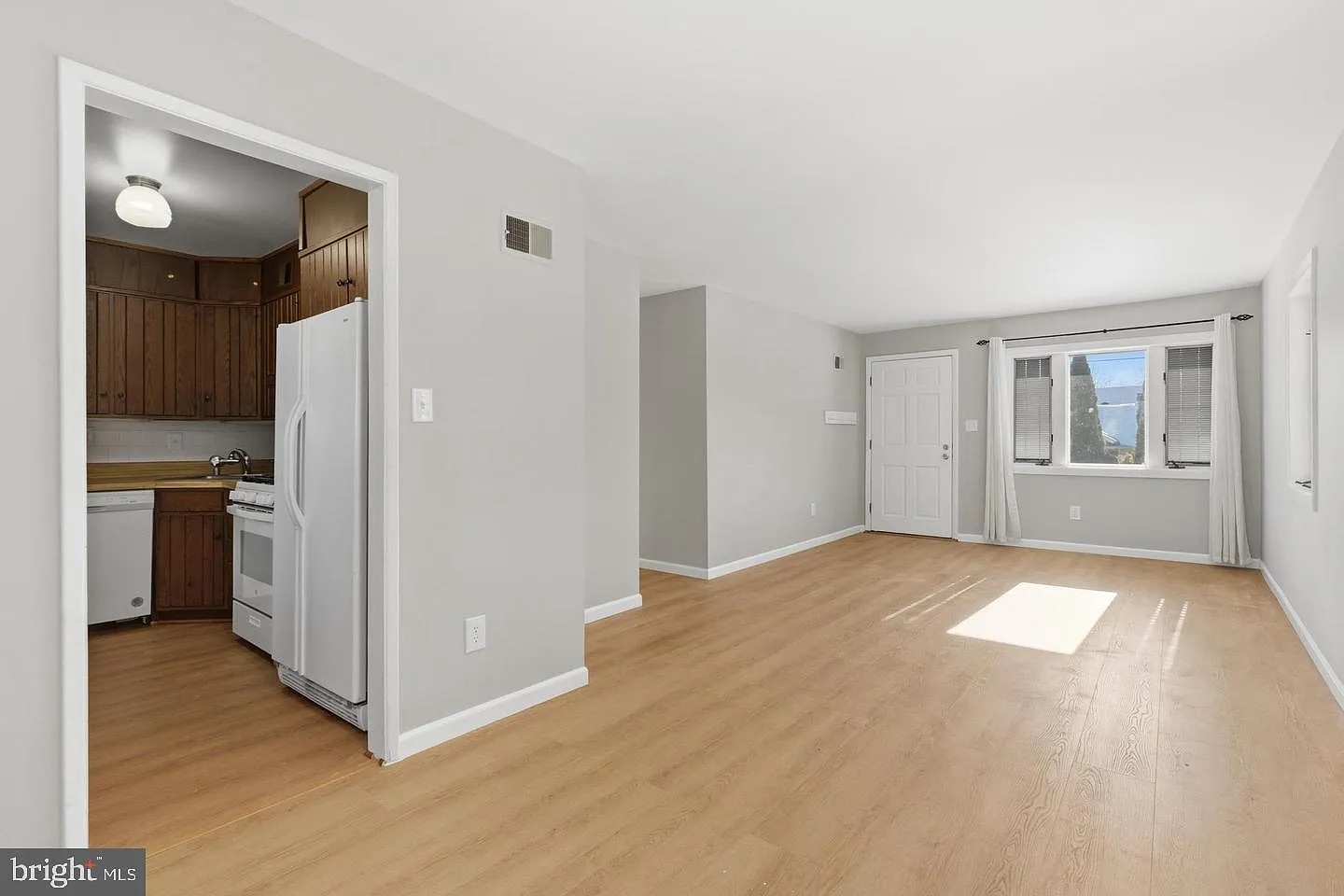 3 bed, 1.0 bath, 1197 sqft, $3,200 — Photo 2