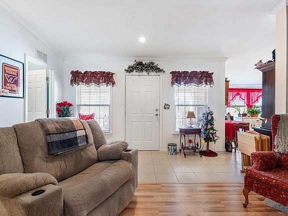 4th image of 214 Victoria Dr