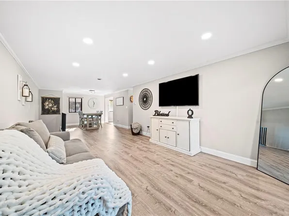 75 Newbrook Lane #75, Bay Shore, NY 11706