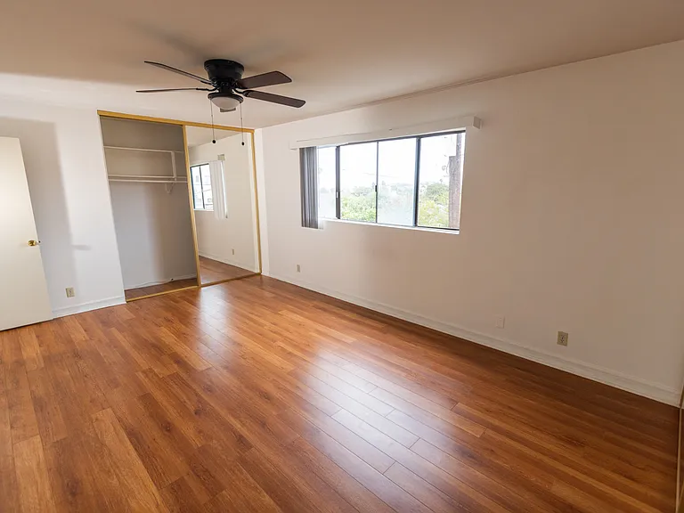 1327 W 9th St #4 — Photo 2