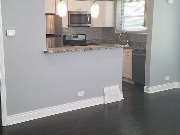 3rd image of 10146 S Hoxie Ave