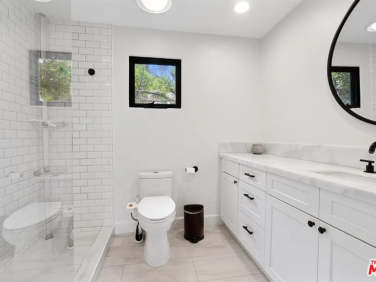 2065 Watsonia Ter — Photo 21