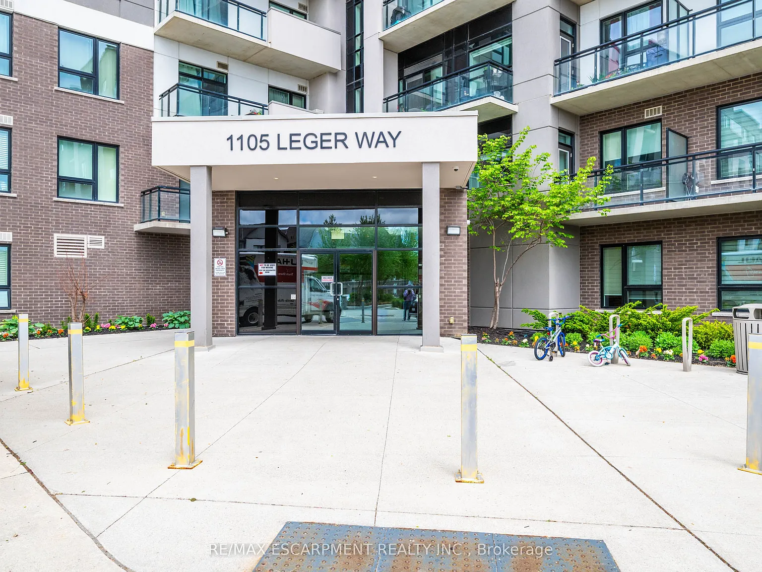 1105 Leger Way — Photo 2