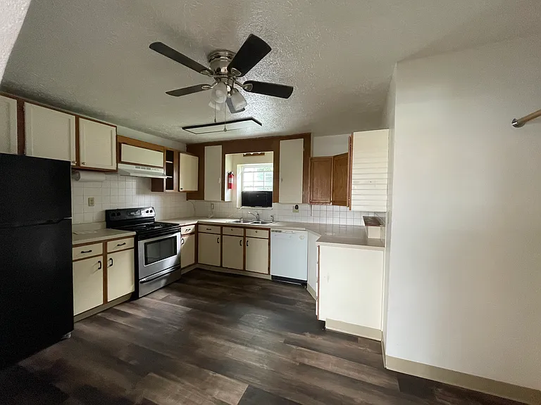 1390 W Jefferson St #A — Photo 4