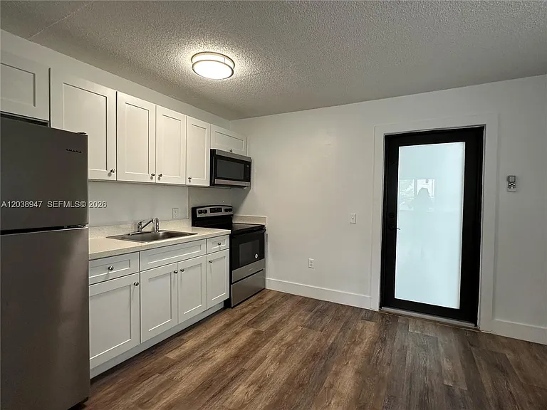 529 SW 4th St #104 — Photo 2