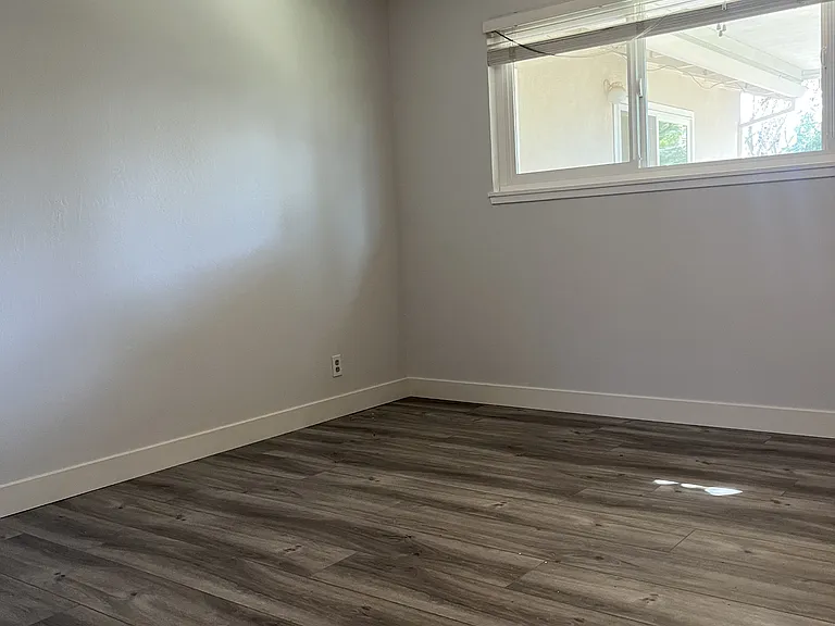 1094 Tara Ct — Photo 9