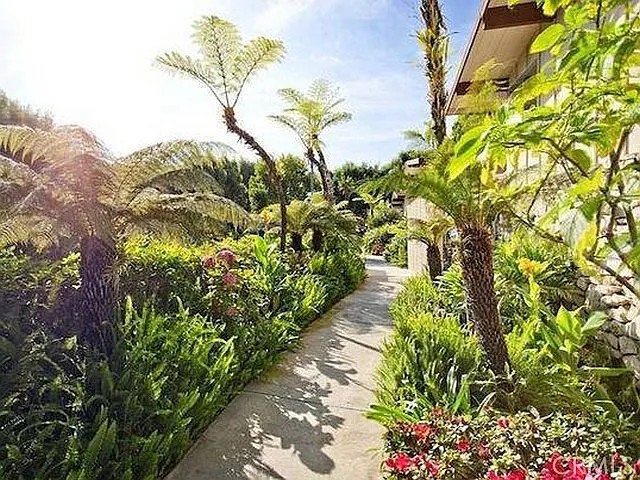 2 bed, 1.5 bath, 841 sqft, $3,395 — Photo 3