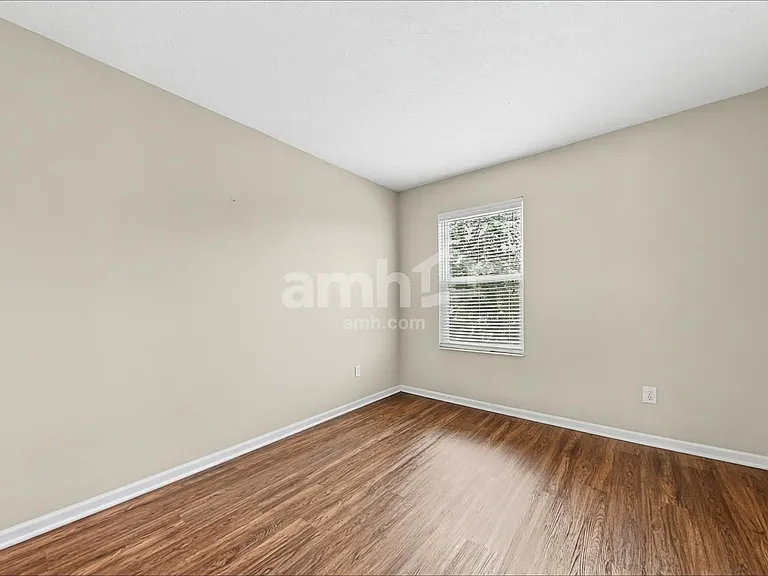 220 Hartford Ct — Photo 12
