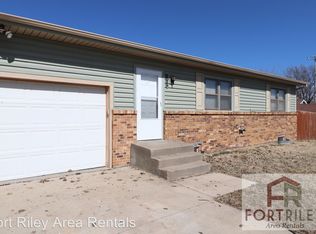 1004 Parkside Ln, Junction City, KS 66441
