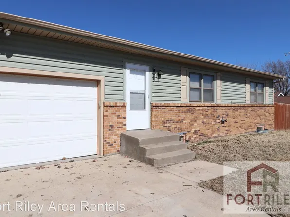 1004 Parkside Ln, Junction City, KS 66441