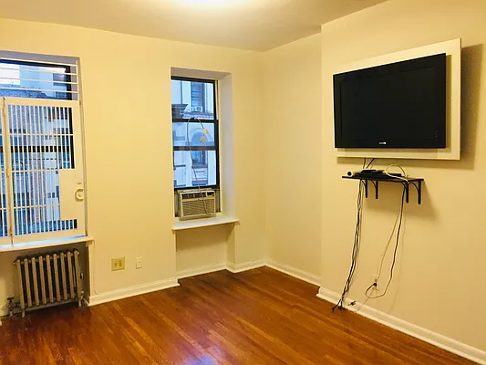 Rented by Metroline Realty | media 21