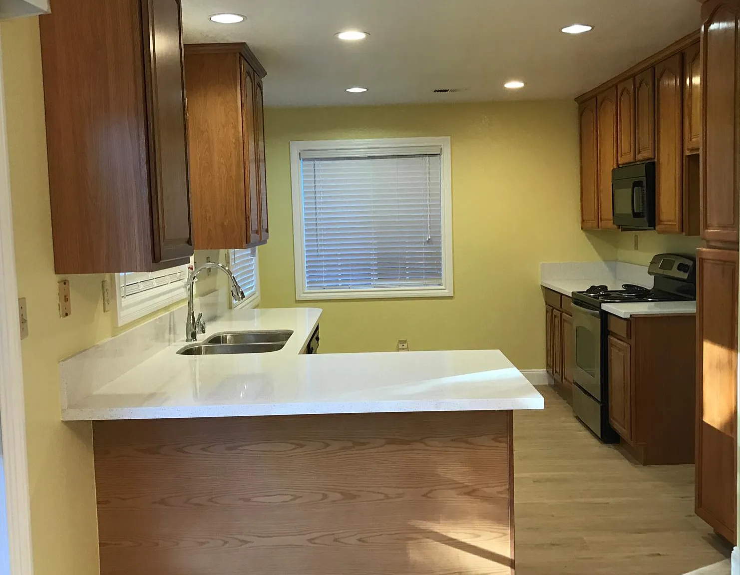 3 bed, 2.5 bath, 1650 sqft, $3,850 — Photo 2