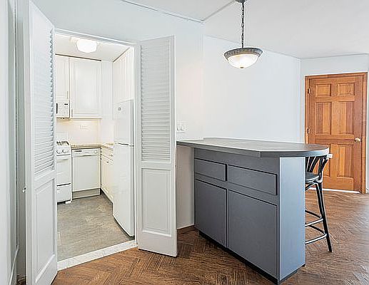 4th image of 155 E 34th St APT 16L
