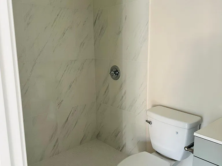 711 N Jackson St #B — Photo 7