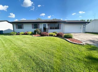 881 Apache Ln, Lowell, IN 46356
