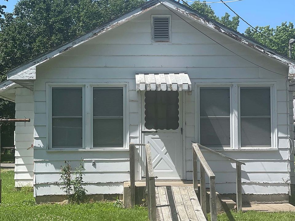 1st image of 218 E 22nd St