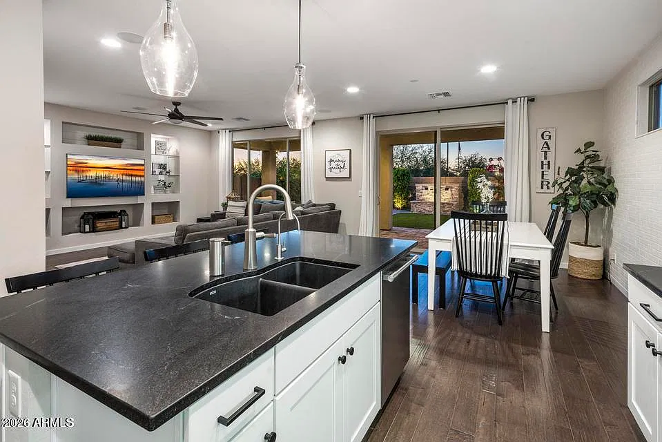 4 bed, 2.5 bath, 2612 sqft, $3,895 — Photo 4