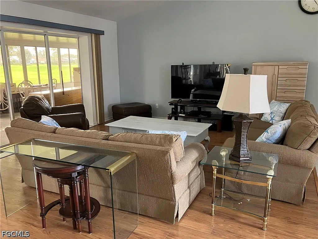 2 bed, 2.0 bath, 1237 sqft, $3,000 — Photo 3