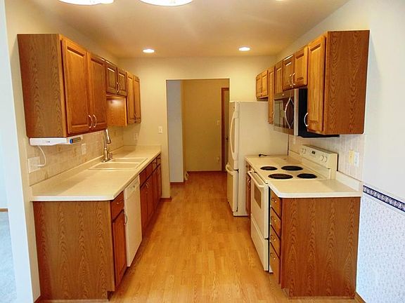 5th image of 148 Lexington Ct #B