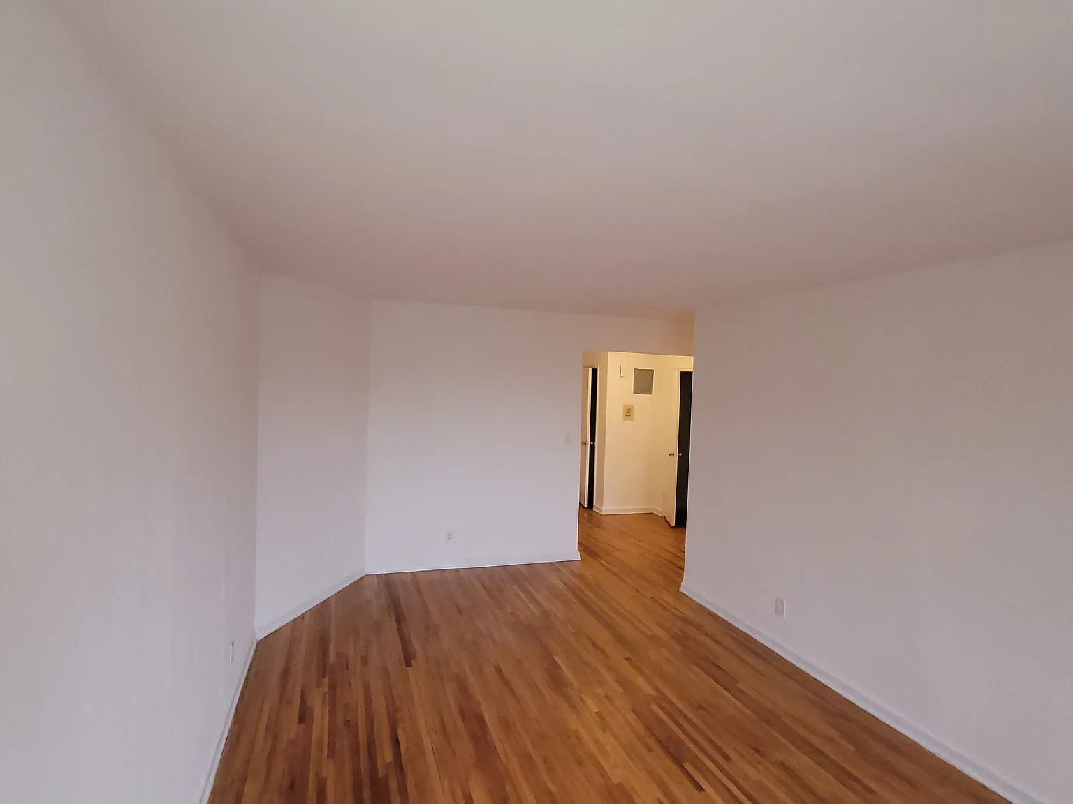 Studio, 560 sqft, $1,975 — Photo 3